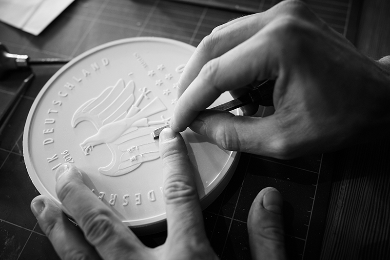 Erstellung des Gipsmodells für die 20 Euro Münze Hoffmann von Fallersleben von 2016